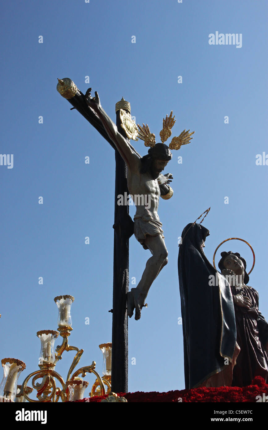 Le Cristo del Amor sculpture traverse le pont romain au cours d'une procession de la Semaine Sainte de Pâques à Cordoue, Andalousie, espagne. Banque D'Images