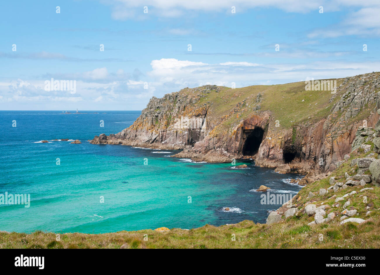 Des grottes à Pendower Cove, sur la côte ouest Cornwall près de Land's End, Cornwall, UK Banque D'Images