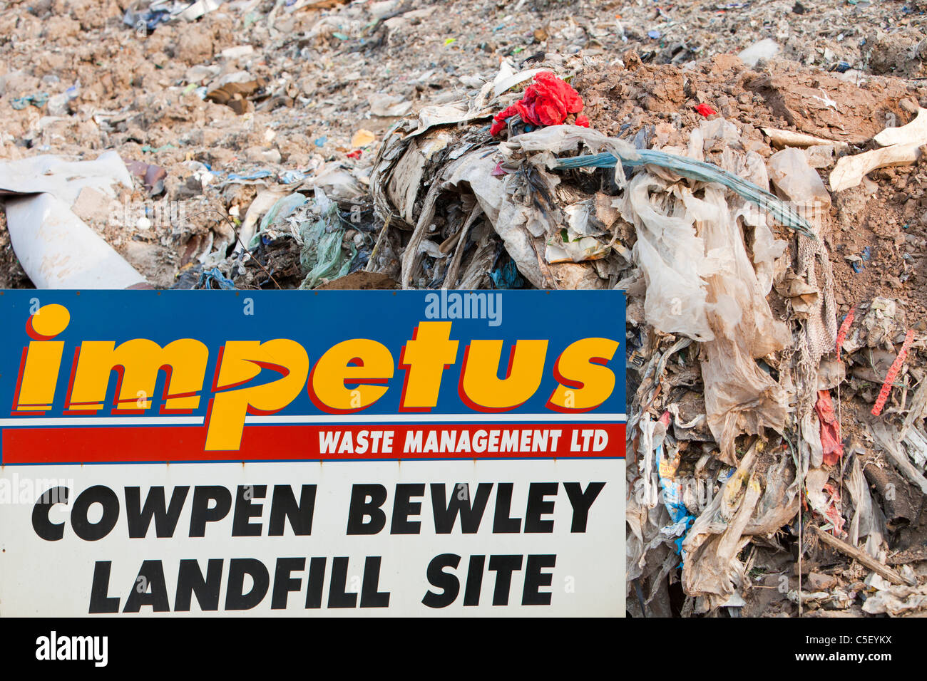 Les déchets de plastique dans un site d'enfouissement sur Teeside, UK. Il est de plus en plus cher à l'enfouissement de déchets Banque D'Images