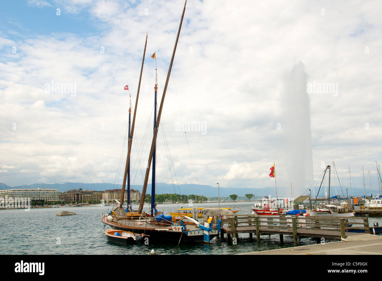 Le lac de Genève (lac Léman) voir avec bateaux et jet d'eau, Genève, Suisse Banque D'Images
