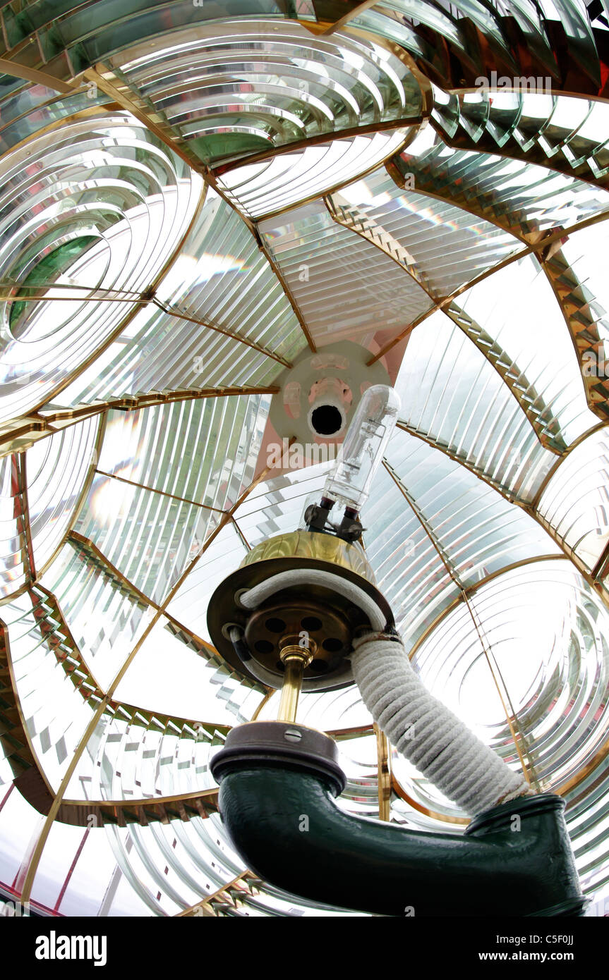 Vue intérieure de la lentille de Fresnel au phare de Ponta do Albernaz, situé à Ponta Delgada, île de Flores, Açores. Banque D'Images