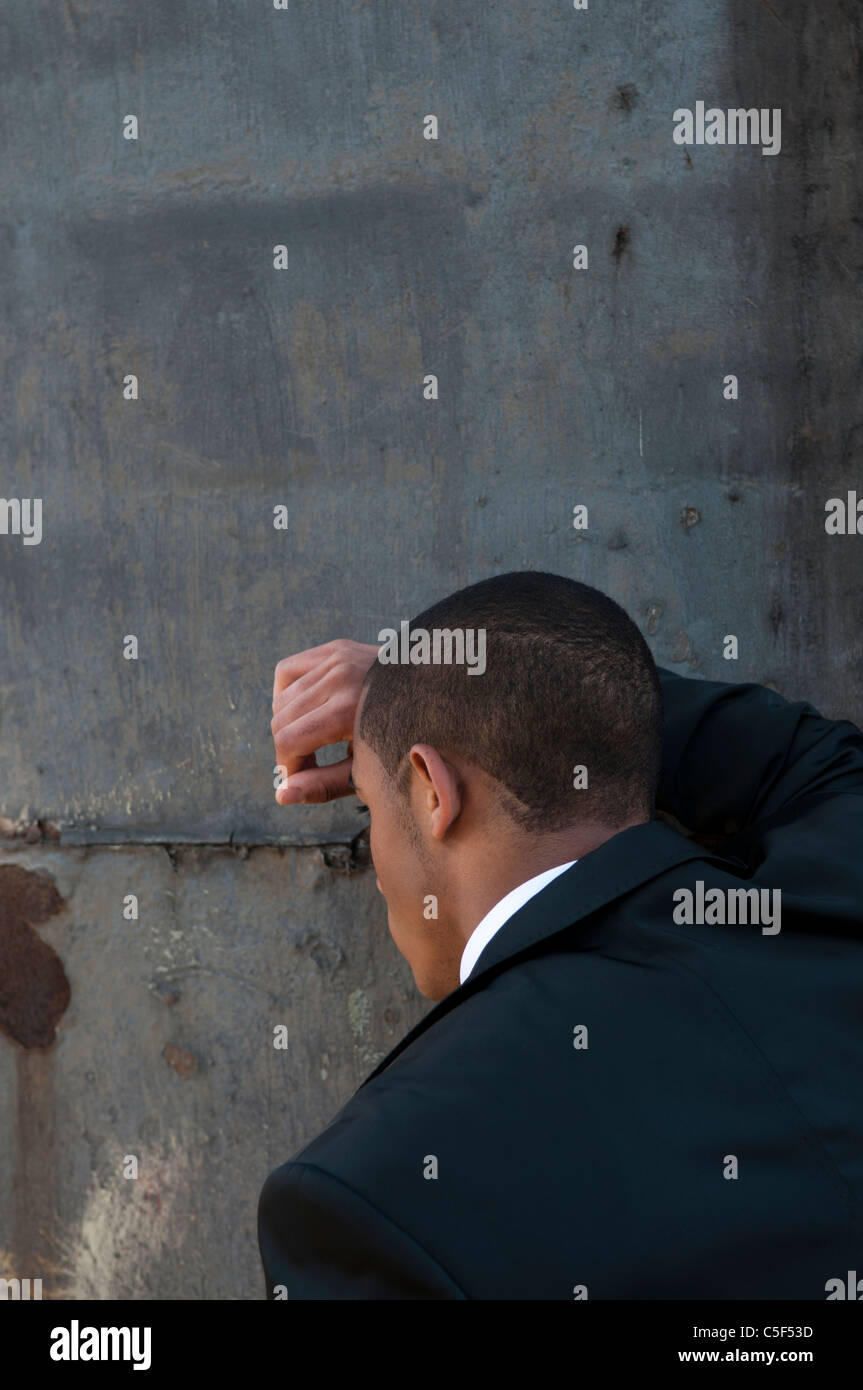 Inquiets mâle noir la tête dans les mains à l'écart Banque D'Images