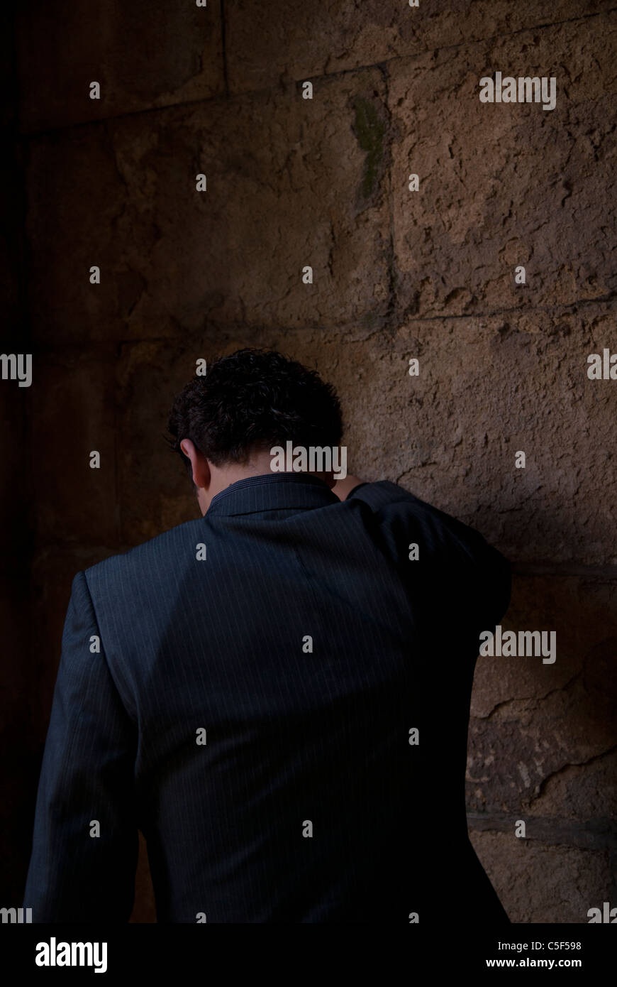 L'homme déprimé appuyé contre le mur Banque D'Images