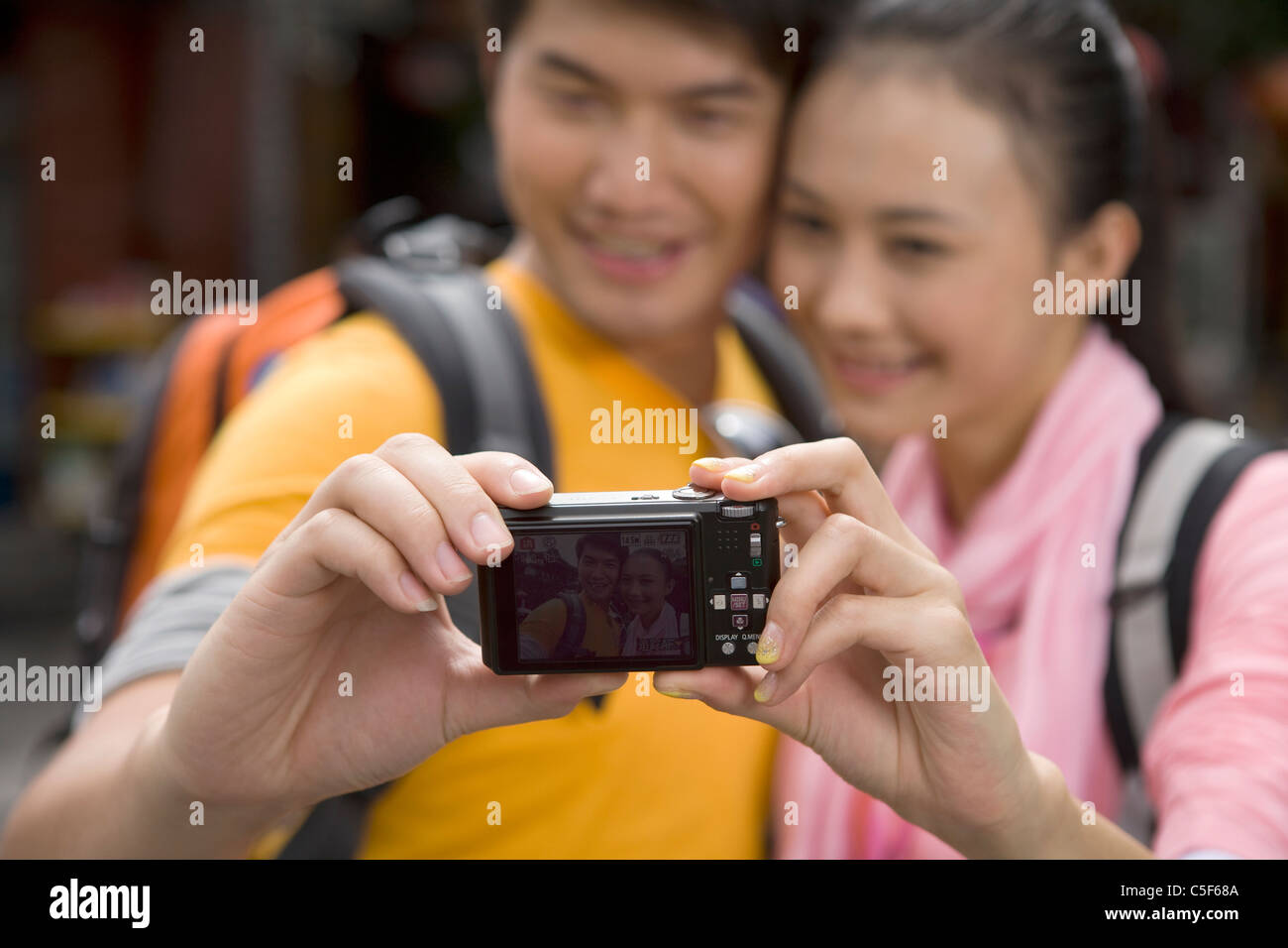 Jeune couple en tenant un autoportrait Banque D'Images