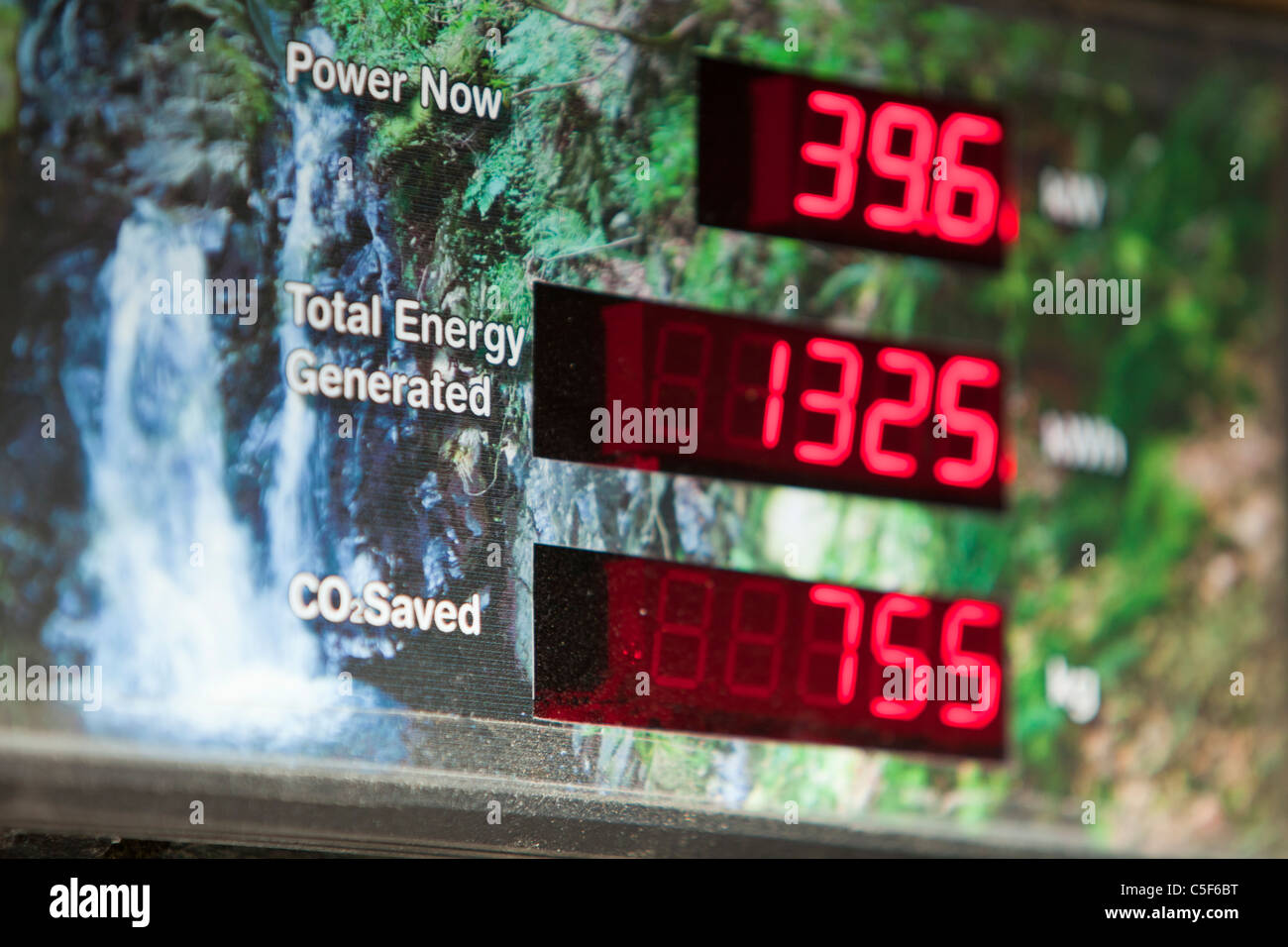 Un tableau d'affichage montrant la quantité d'énergie renouvelable généré par le micro turbine hydro dans les motifs de Rydal Hall Banque D'Images