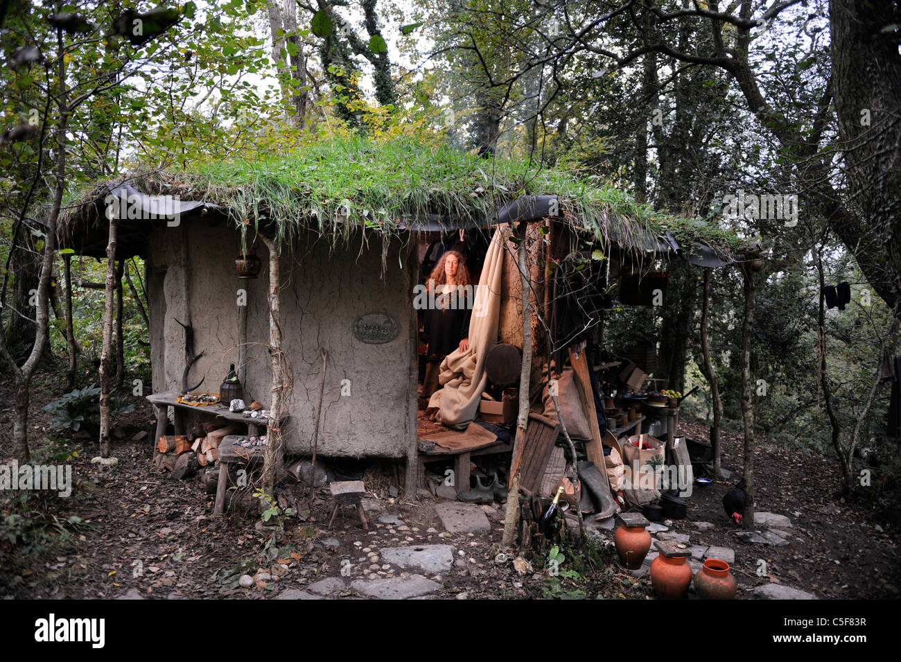 Une maison ronde couverte de gazon appartenant à Emma Orbach dans le domaine de l'Ysbrydol Tir Brithdir Mawr près de Newport, Pembrok communautaire Banque D'Images