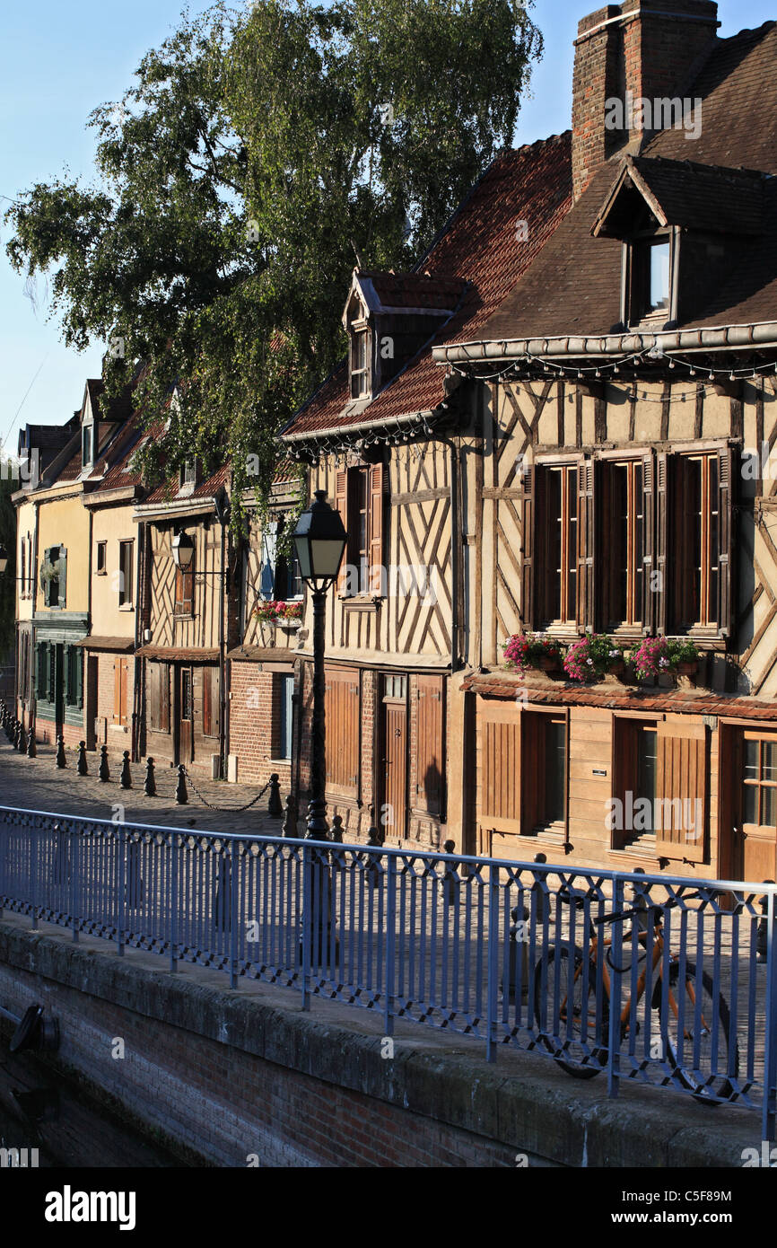 Une rangée de maisons de la période traditionnelle Picardie commune de Amiens, France Banque D'Images