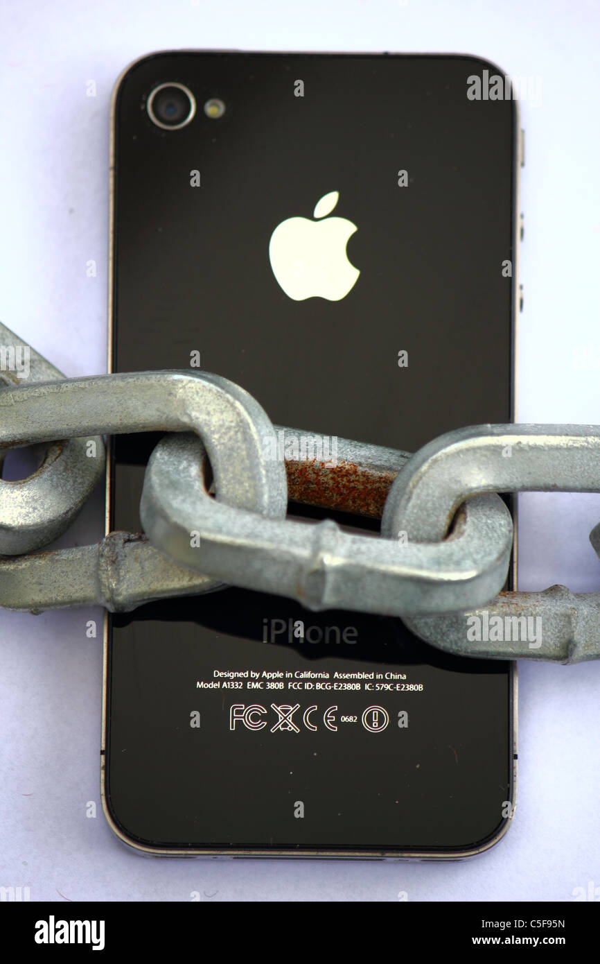 Verrouillage de l'iPhone avec une grande chaîne d'épaisseur , conceptual image Banque D'Images