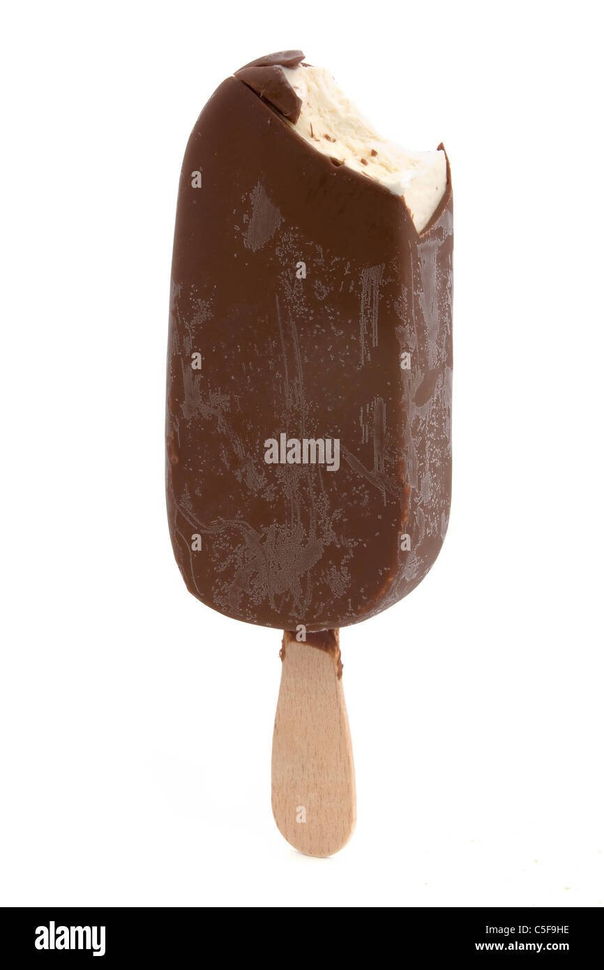 La crème glacée au chocolat avec morsure manquant over white Banque D'Images La crème glacée au chocolat avec morsure manquant over white Banque D'Images