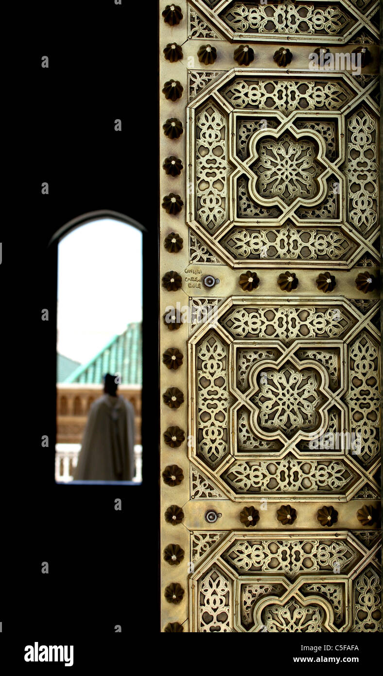 Porte de cuivre marocain et un portier en mausolée Mohammed V de Rabat, au Maroc. Banque D'Images