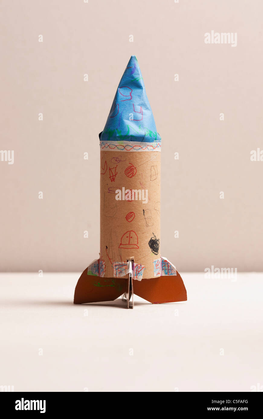L'enfant fait maison rocket, studio shot Banque D'Images