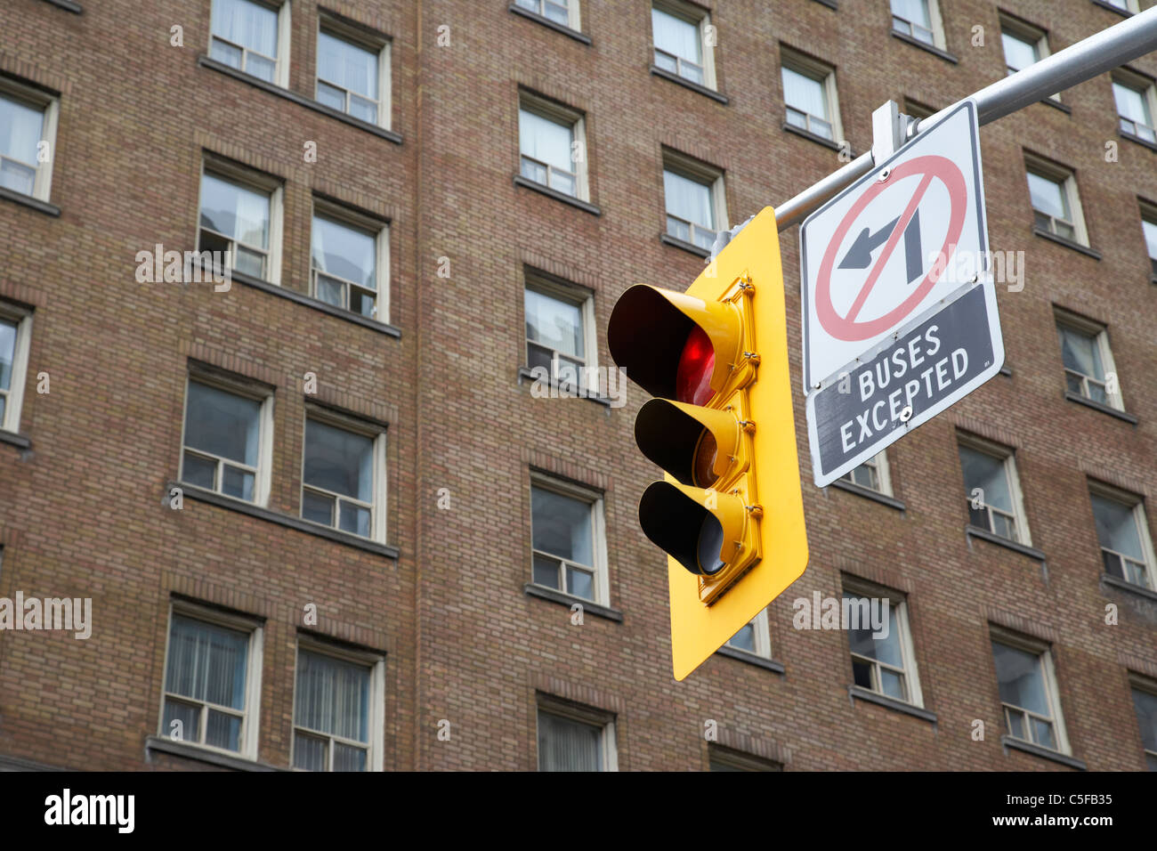 Les signaux lumineux de circulation et pas de virage à gauche à l'exception des bus au centre-ville de signes toronto ontario canada Banque D'Images