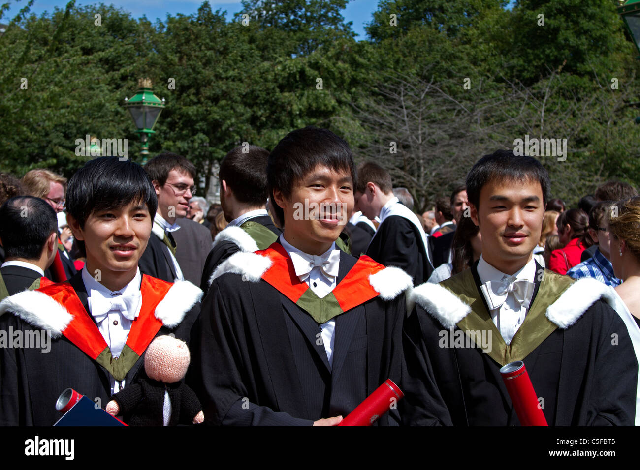 Trois étudiants étrangers diplômés de l'Université d'Édimbourg de toges dans Banque D'Images