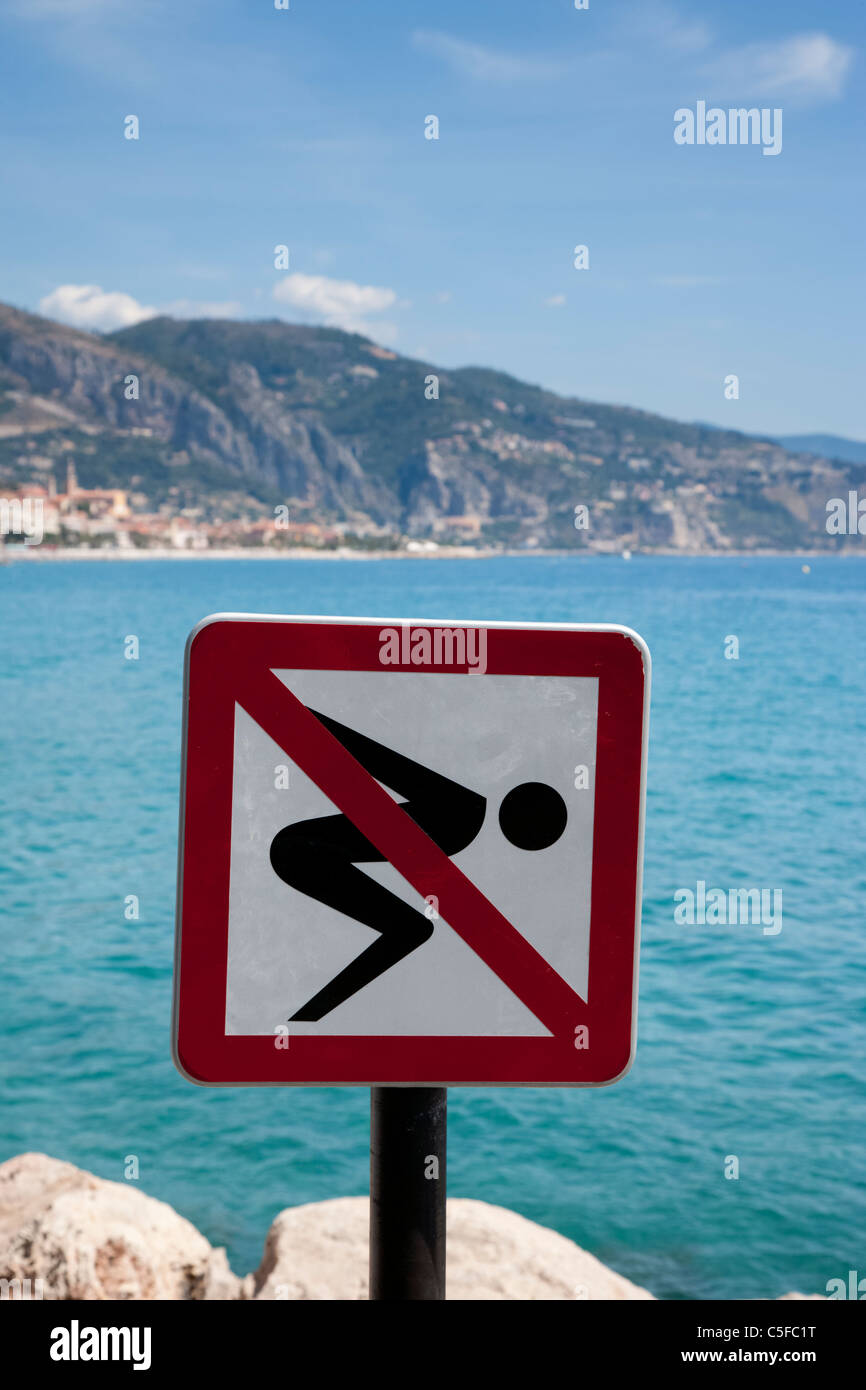 Pas de plongée à côté de la Méditerranée à Menton, Côte d'Azur, France Banque D'Images