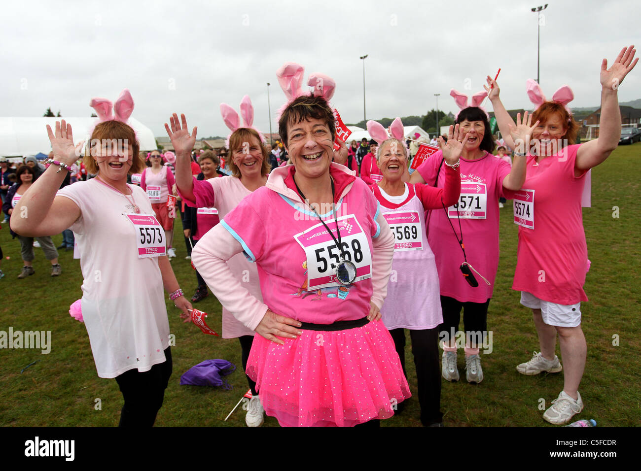 On voit des femmes qui prennent part à une course pour la vie à Eastbourne, East Sussex, UK. Banque D'Images On voit des femmes qui prennent part à une course pour la vie à Eastbourne, East Sussex, UK. Banque D'Images