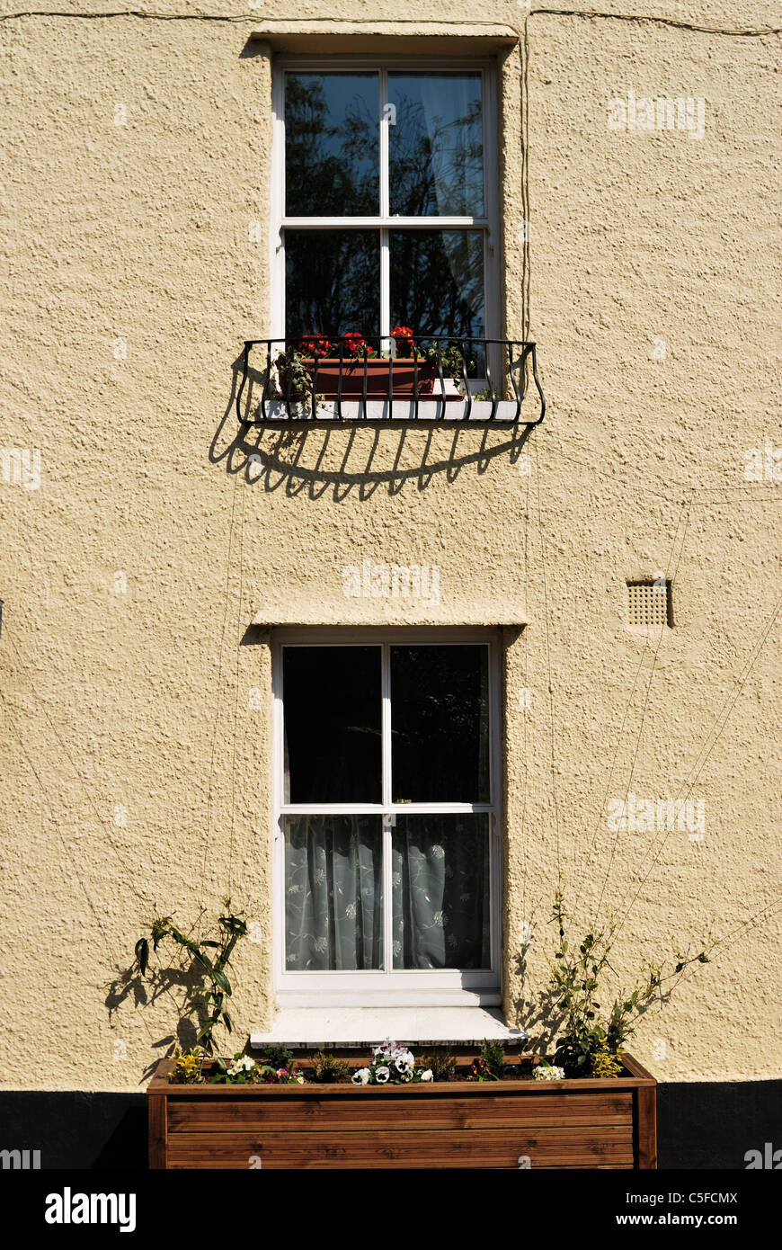 Windows sur cottage avec rendu des murs. Shoreham. Kent. L'Angleterre Banque D'Images