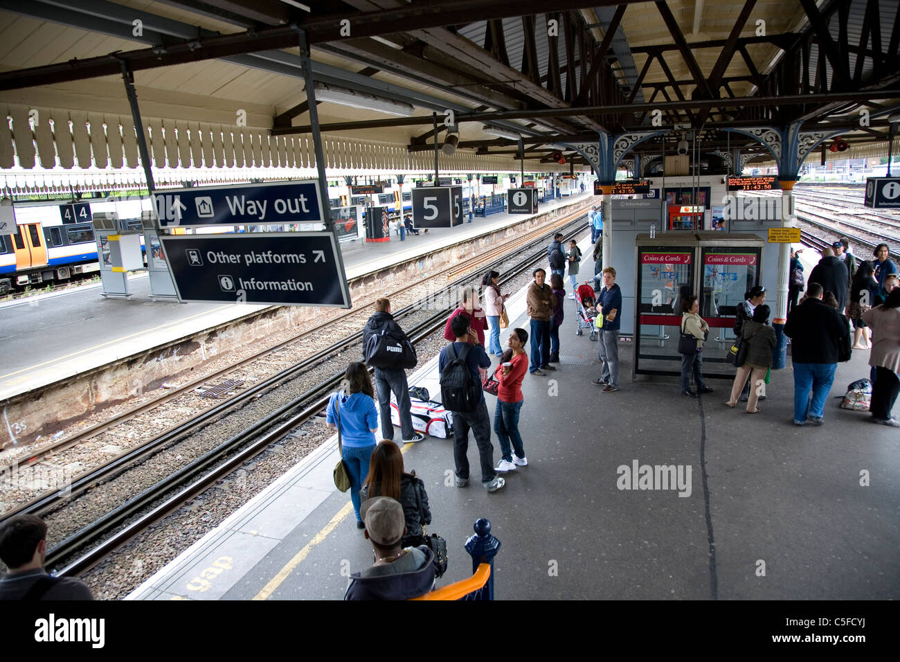 La plateforme de la gare Clapham Junction Banque D'Images