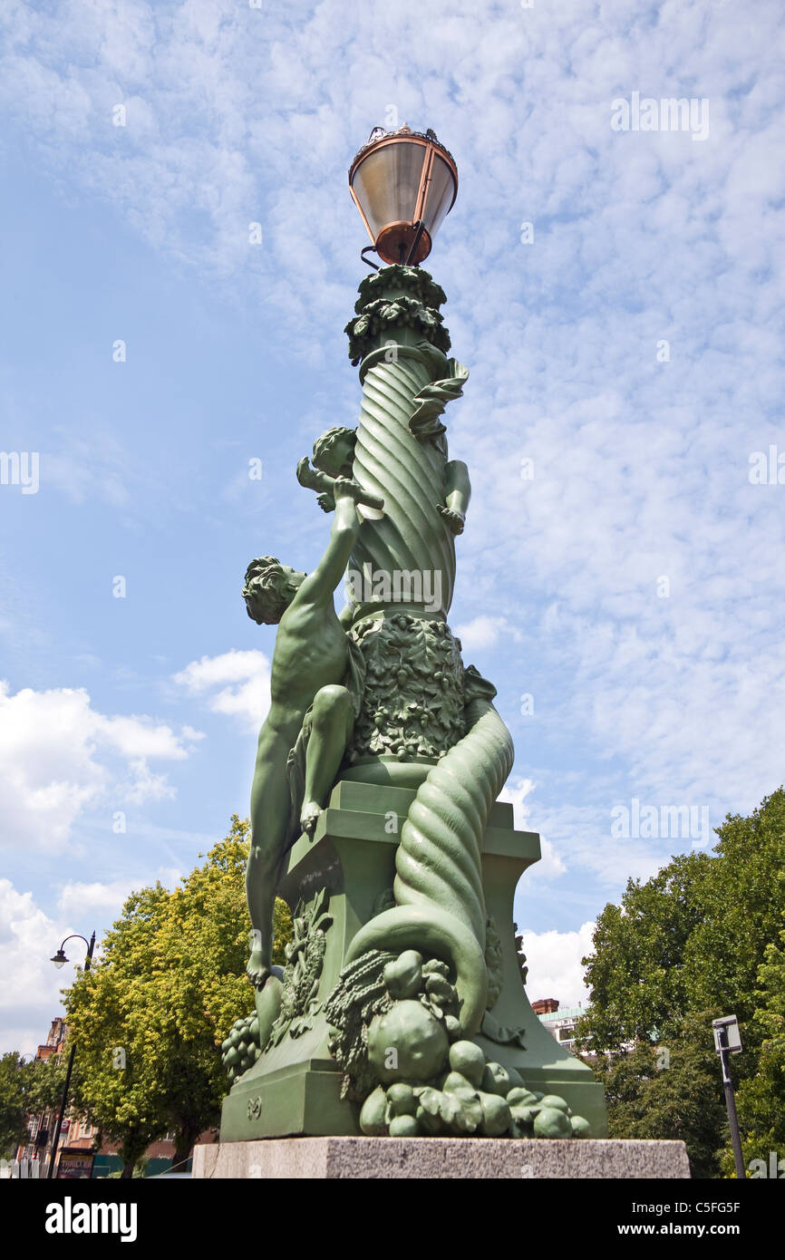 Londres, le Chelsea Embankment lampe commémorative ornementales Juillet 2011 standard Banque D'Images