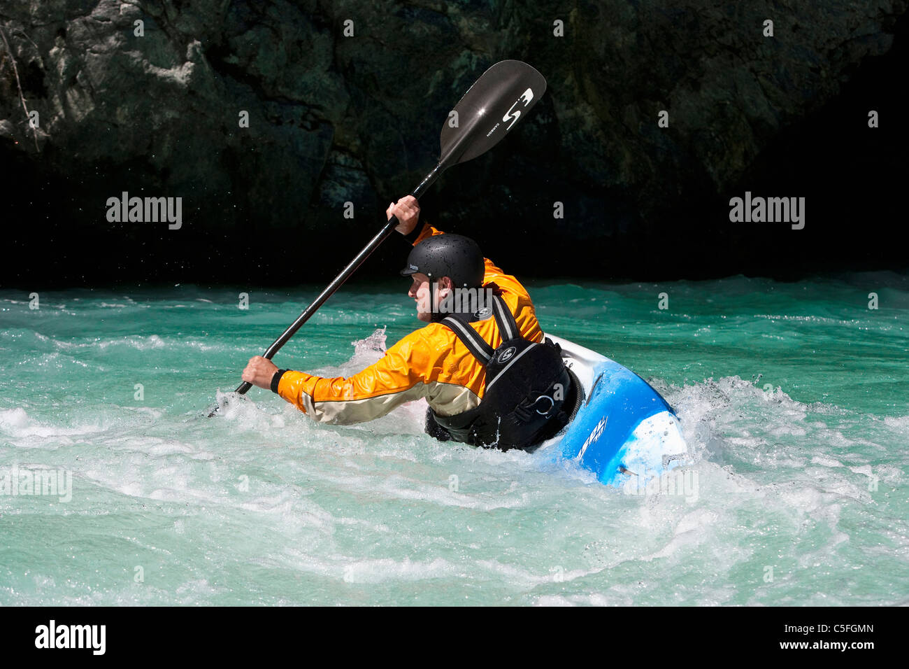 Whitewater kayaker se transformant en un remous sur la rivière Inn près de Pfunds, Autriche Banque D'Images