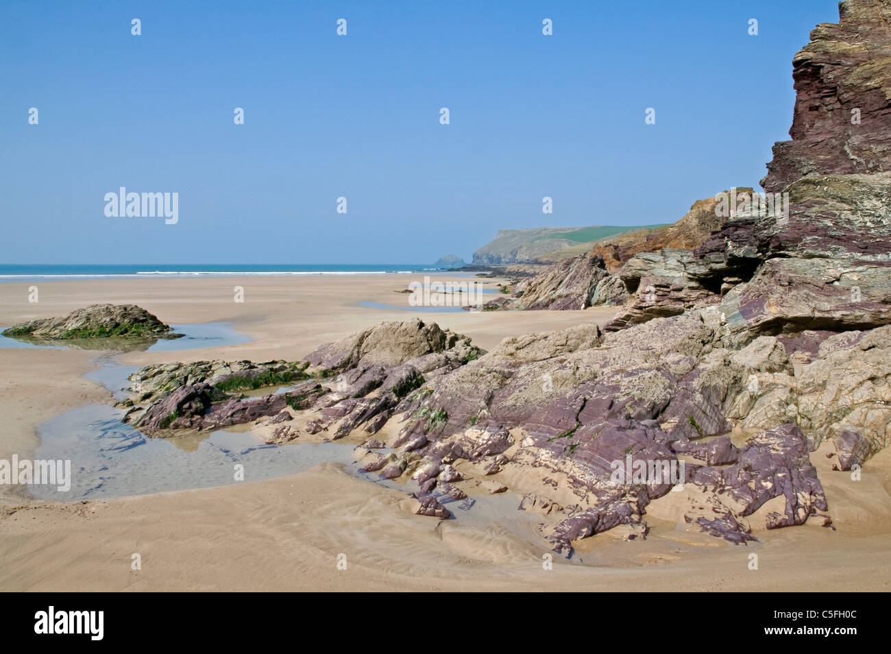 Sur la plage à Hayle Bay, Polzeath, Cornouailles du nord, avec la distance au point de Pentire Banque D'Images