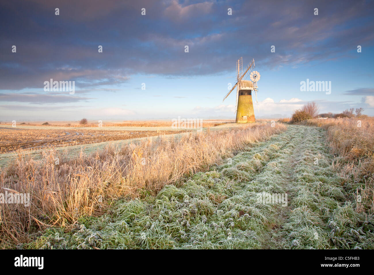 St Benet's Mill de drainage sur un matin glacial sur les Norfolk Broads Banque D'Images