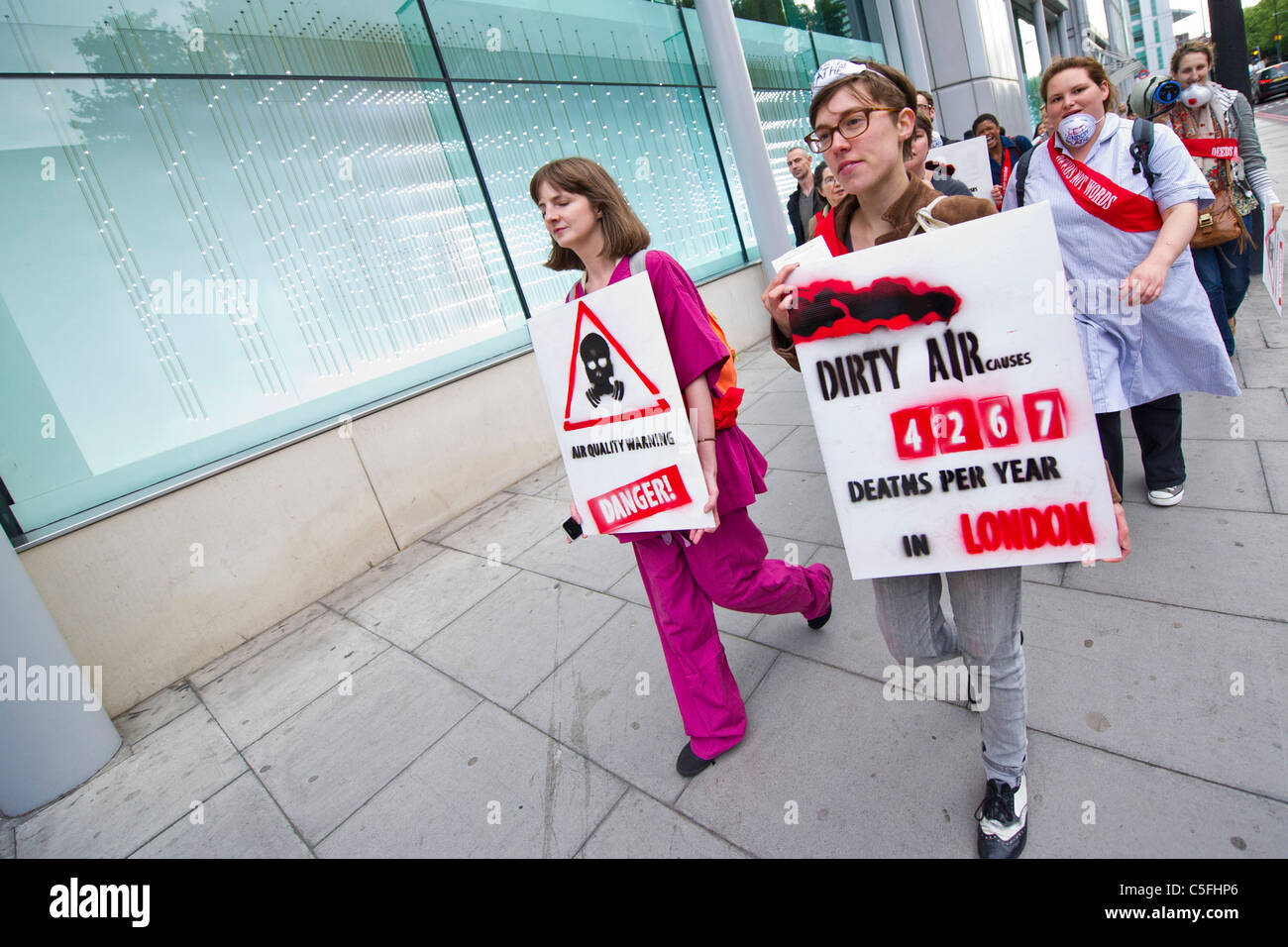 Les membres Rush protester contre les 4000 décès causés par la mauvaise qualité de l'air à Londres chaque année par la fermeture de l'Euston Road Banque D'Images