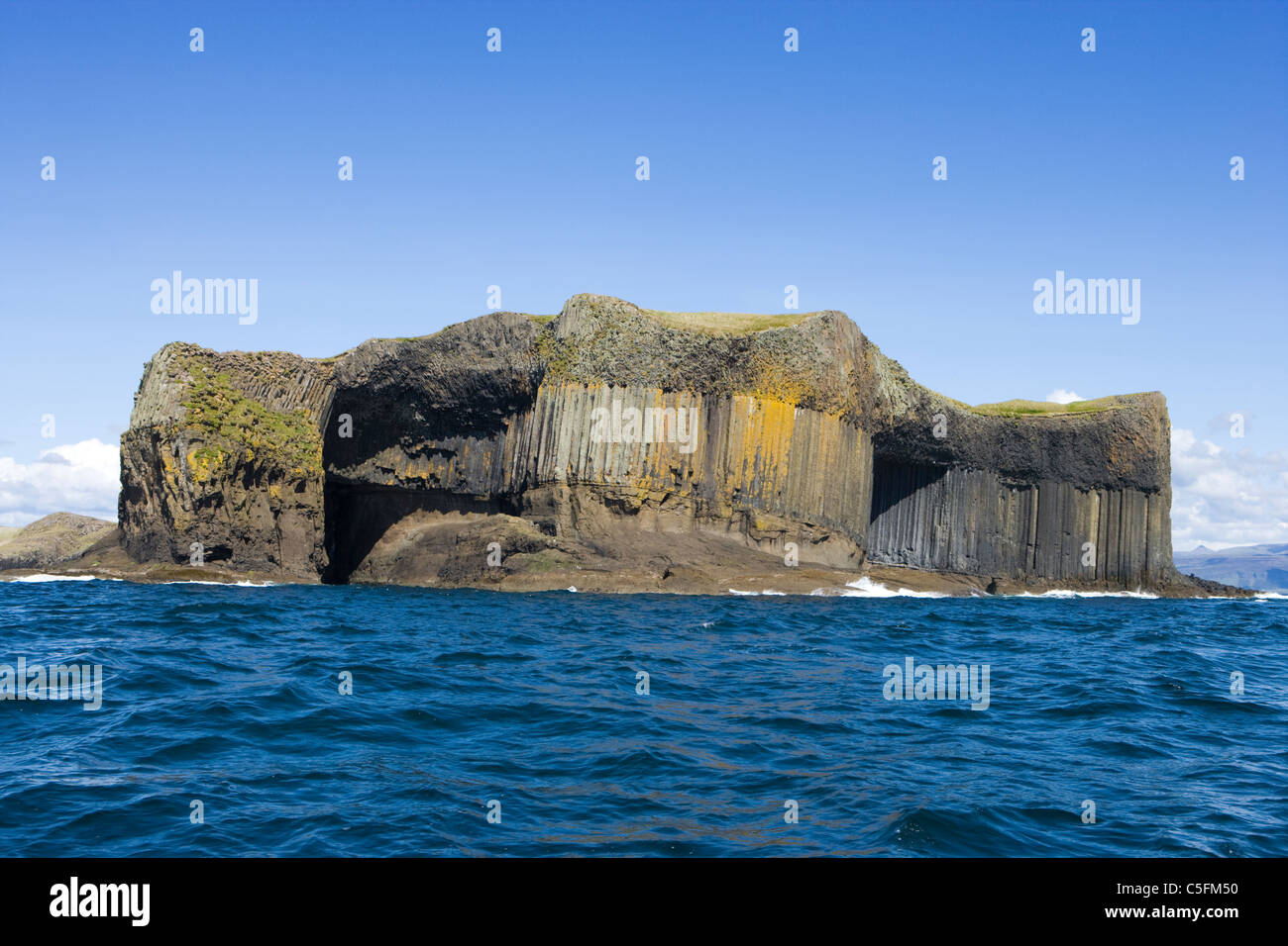 Staffa. McKinnon's Cave à gauche, entrée de la grotte en bateau sur la droite. L'Écosse, au Royaume-Uni. Banque D'Images