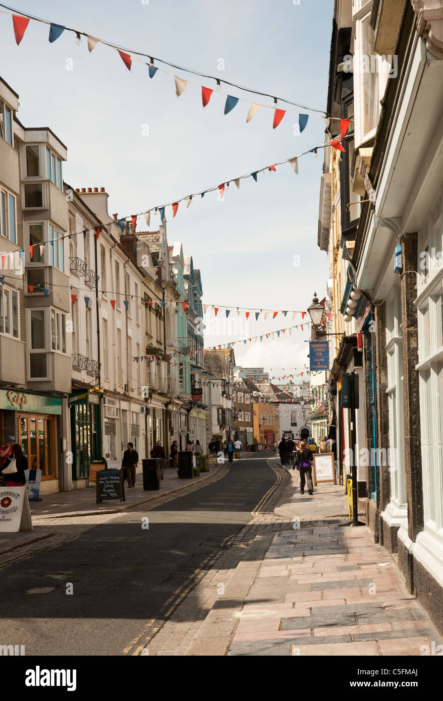 Une scène de rue à la barbacane, Plymouth avec festive bunting. Banque D'Images