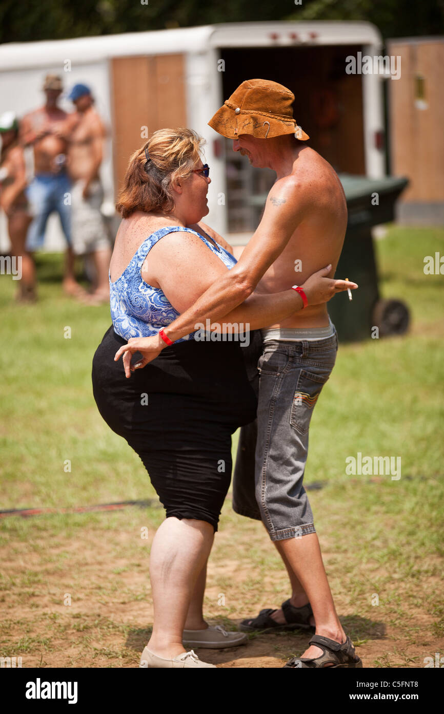 Un couple de pays danse ensemble pendant les Jeux annuels de Redneck à Dublin, Géorgie, États-Unis. Banque D'Images