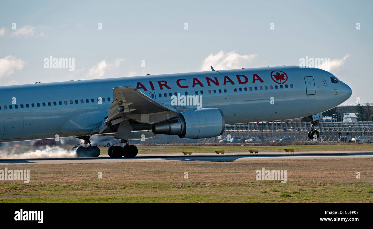 L'atterrissage de l'avion d'Air Canada à Vancouver Banque D'Images