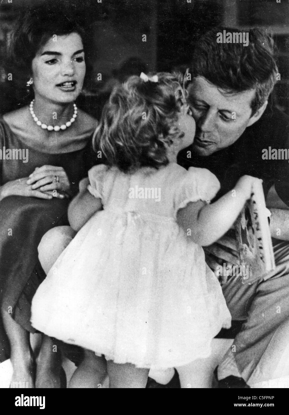Le président John F Kennedy avec son épouse Jackie et fille Caroline vers 1960 Banque D'Images