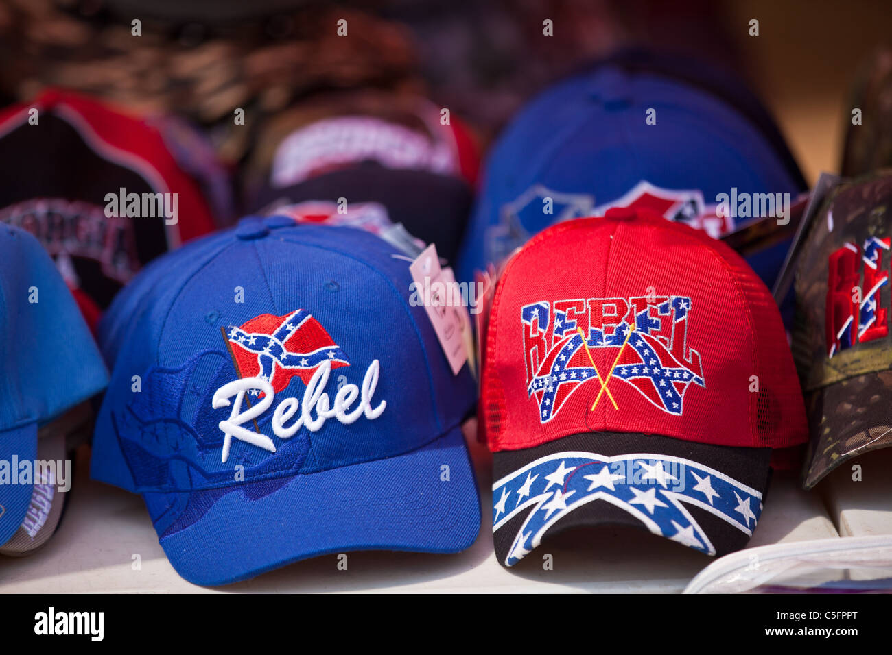 Redneck casquettes de baseball à la vente au cours de l'été annuel Jeux  Redneck Dublin, GA Photo Stock - Alamy