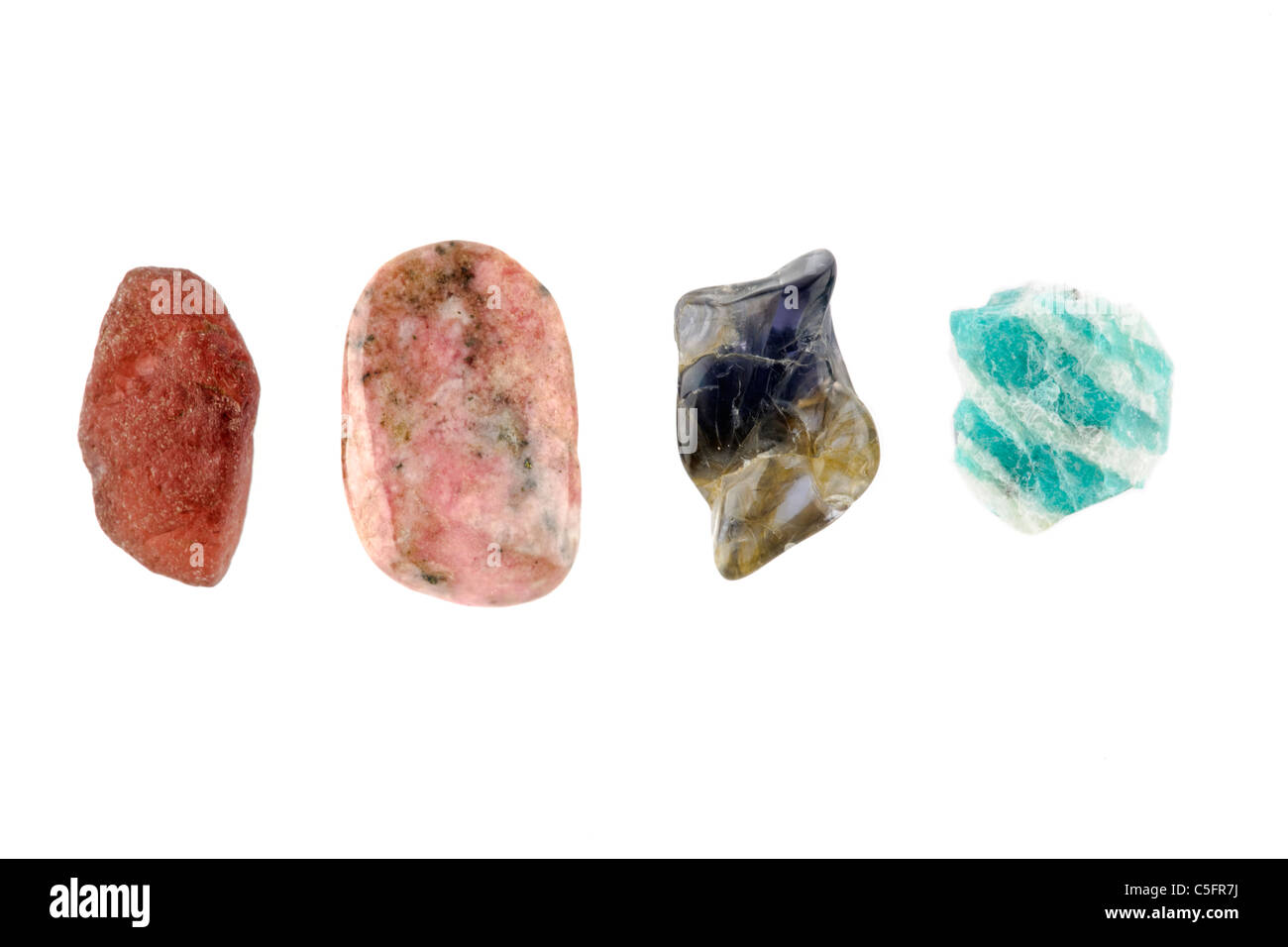 Quatre spécimens de Madagascar tous de gauche à droite l'Almandin, Rhodonite, Amazonite et cordiérite Banque D'Images