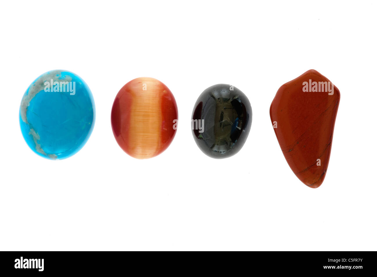 Quatre spécimens de roches en provenance de Chine tous de gauche à droite, Howlite Cats Eye synthétique , Black Star et Jaspe Rouge Banque D'Images