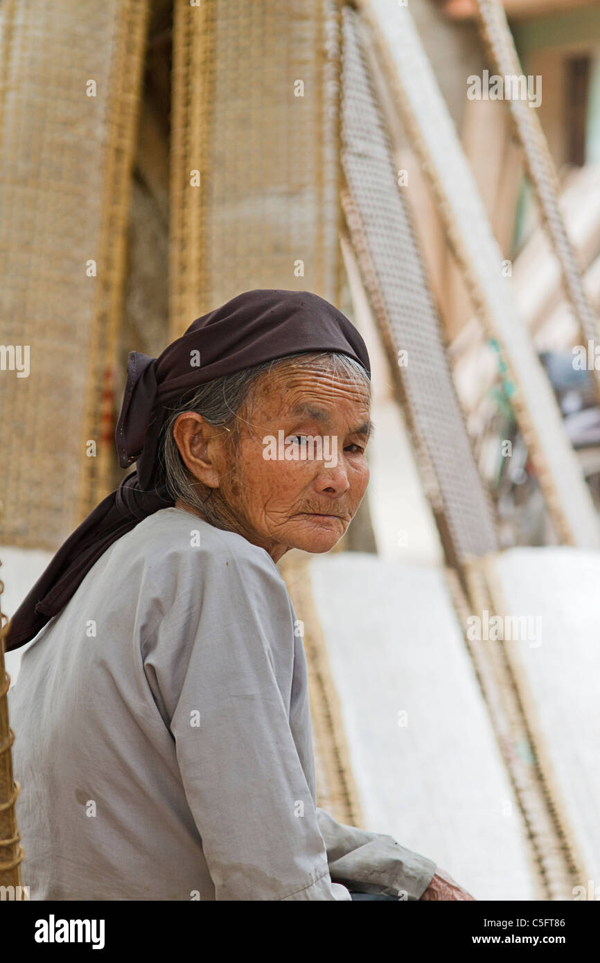 Une femme âgée, 83, avec visage expressif de Tho Ha village, sur une petite île à 50 km au nord de Hanoi. Banque D'Images