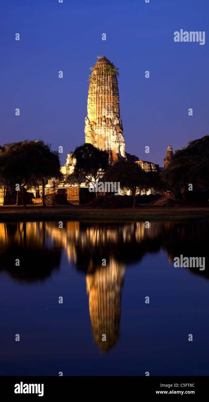 Wat Ratchaburana au crépuscule, Ayuthaya, Thaïlande Banque D'Images