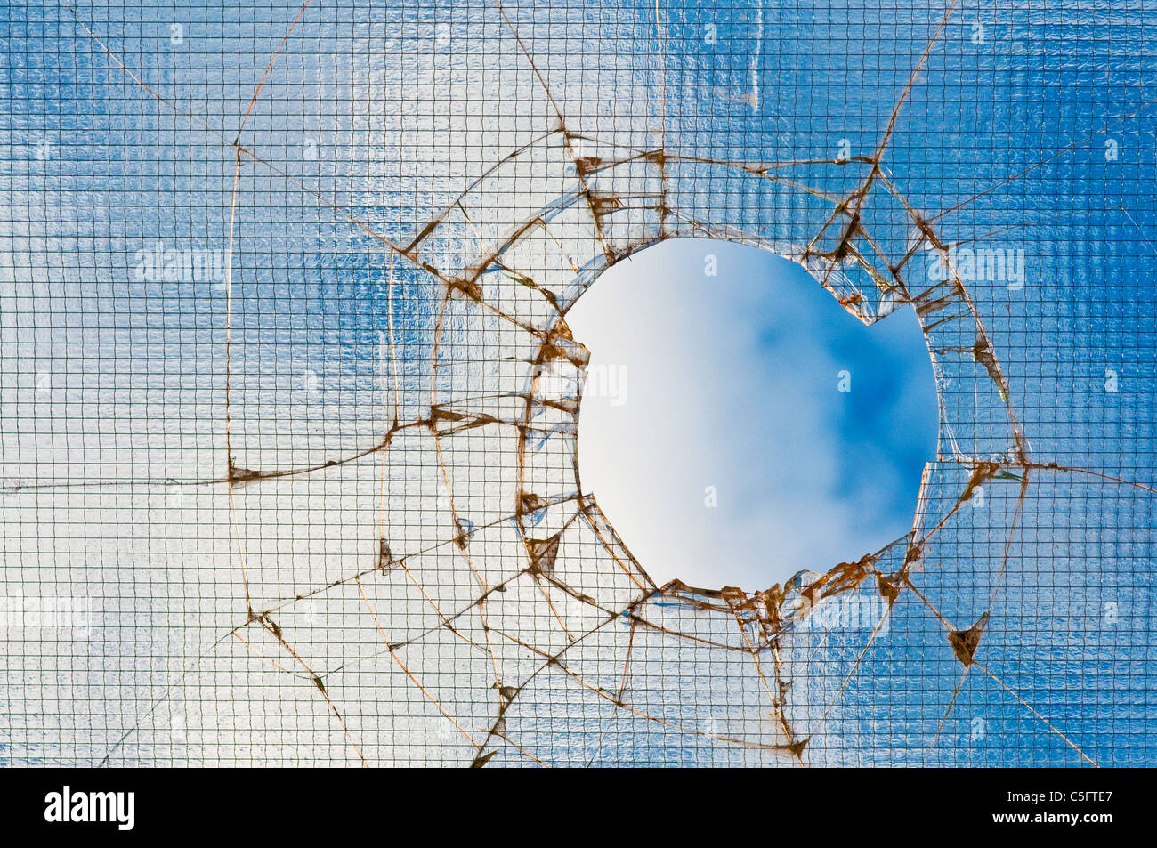 Broken Glass - avec le trou plus de ciel bleu. Banque D'Images
