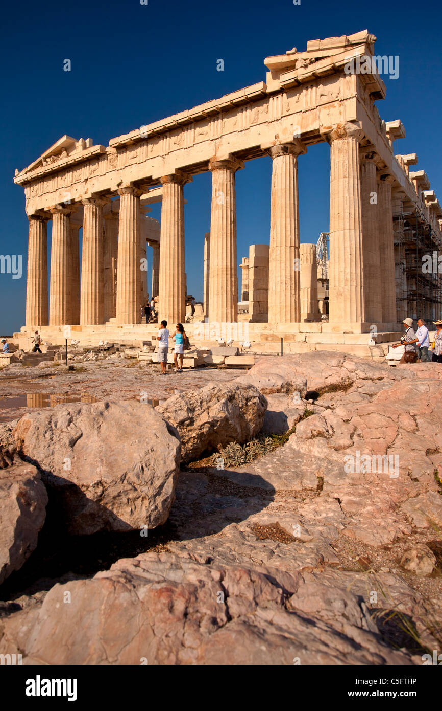 Les touristes visiter le Parthénon sur l'Acropole, Athènes Grèce Attica Banque D'Images