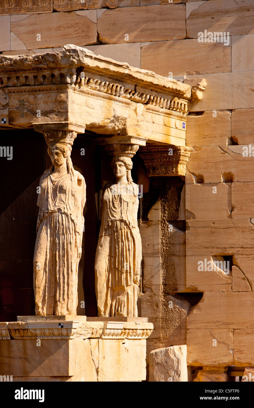 Les figures d'Athena ligne le porche à caryatide de l'Erechtleion sur l'Acropole, Athènes Grèce Attica Banque D'Images