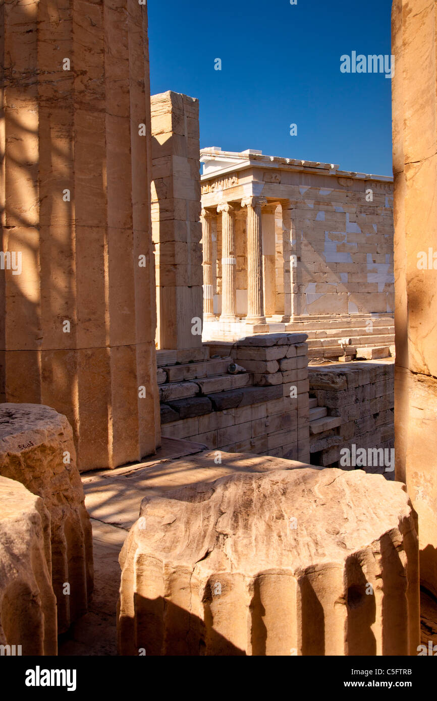 Vestiges de pierre et le Temple d'Athéna (Apteros) Nike sur l'Acropole, Athènes, Grèce Banque D'Images