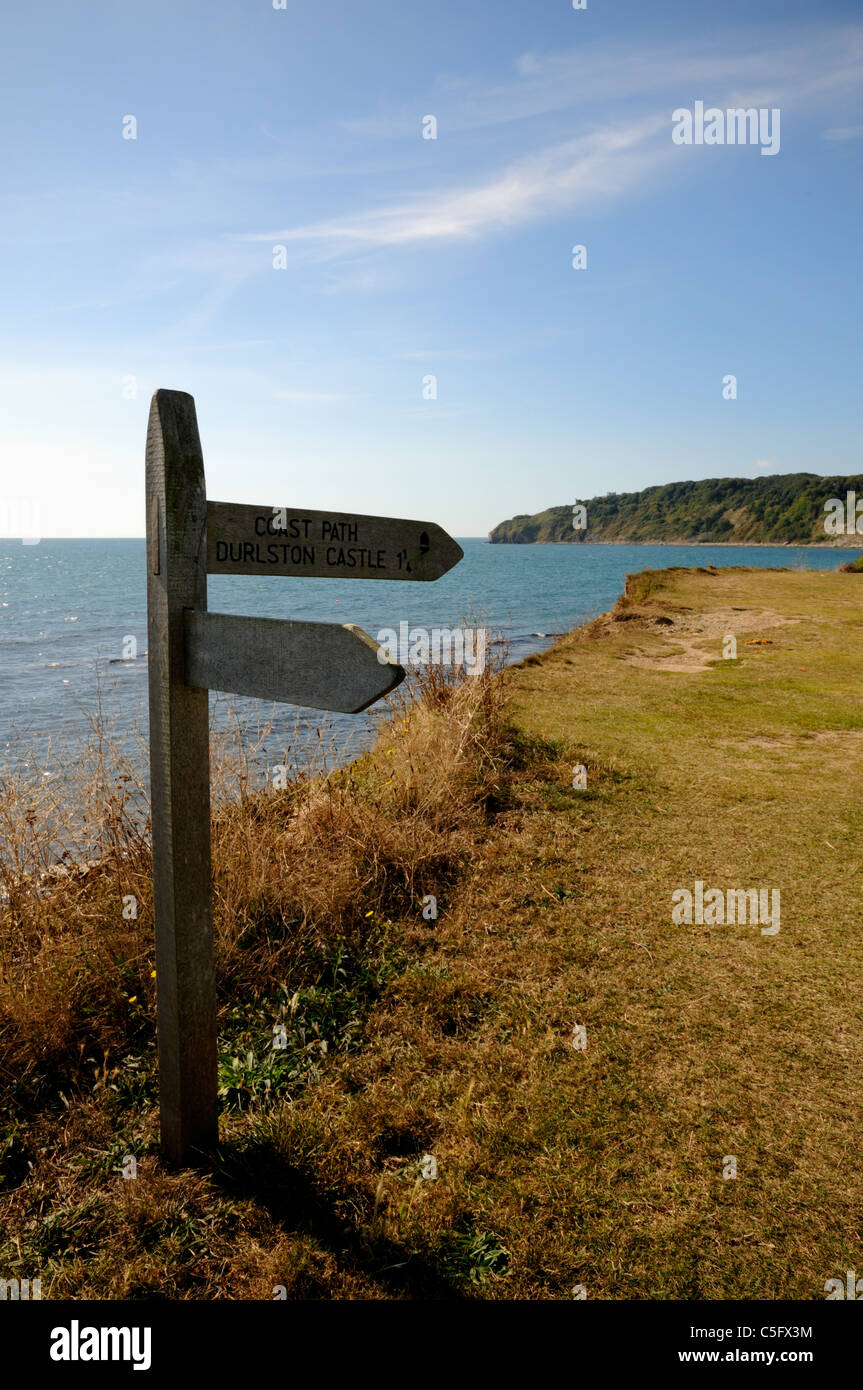 Sentier des signe pour le château de Durlston à partir de la baie de Swanage, Dorset, Angleterre. Banque D'Images