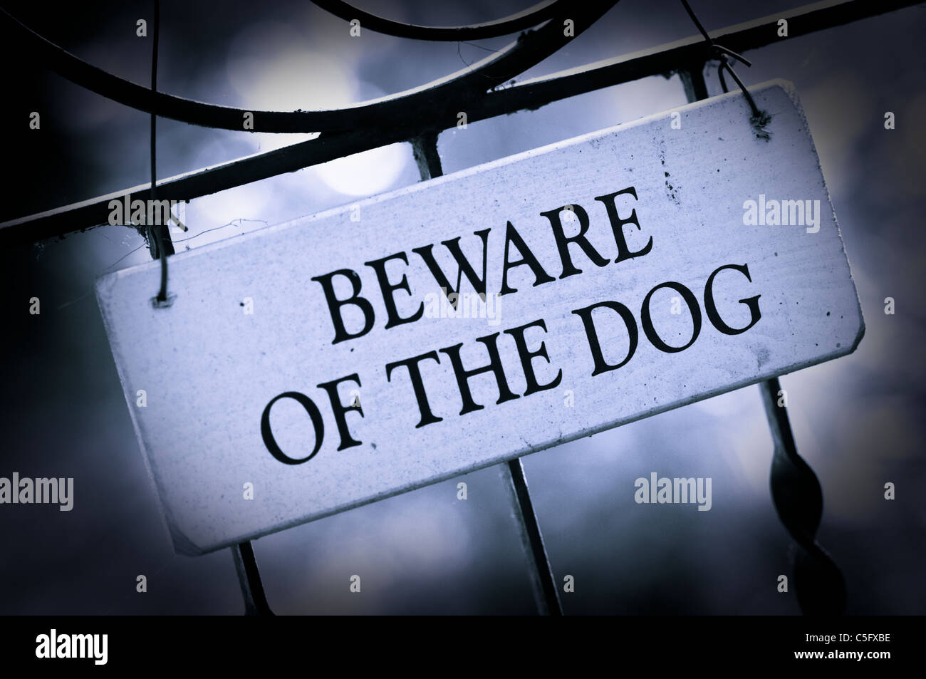 Méfiez-vous du chien signe sur la porte, avec des tons bleu traitement mono Banque D'Images