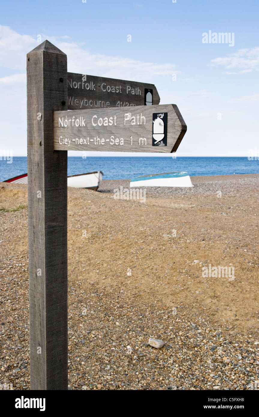 La Norfolk Coast Path signer sur la plage au Claj-next-the-Sea, Norfolk, Angleterre Banque D'Images
