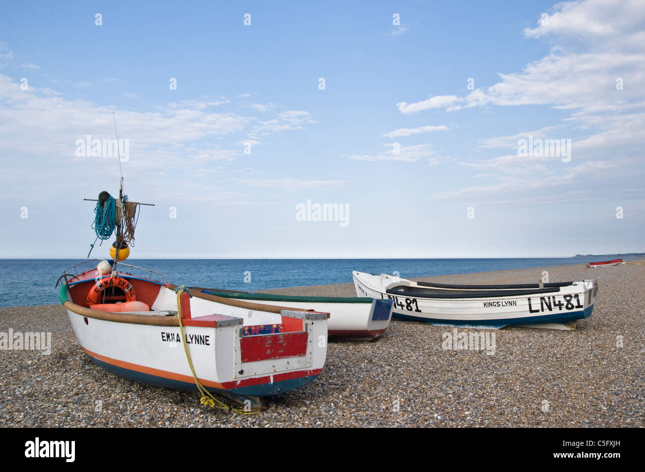 Bateaux de pêche sur la plage de galets à Claj-next-the-Sea, Norfolk, Angleterre Banque D'Images