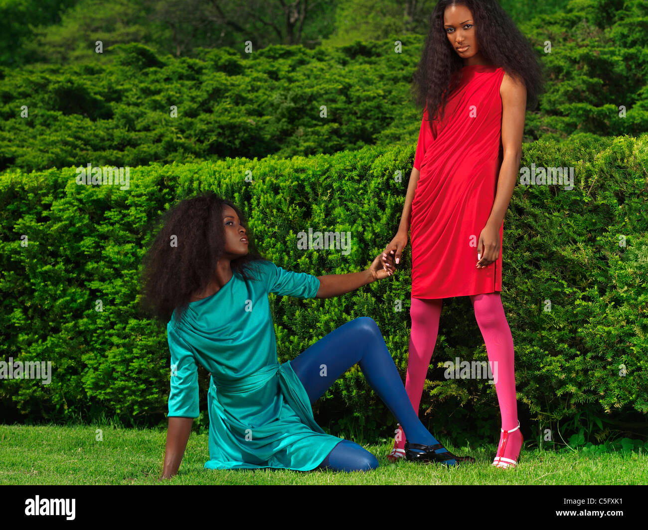 Jeune femme africaine en brousse Banque de photographies et d’images à haute résolution Page 3