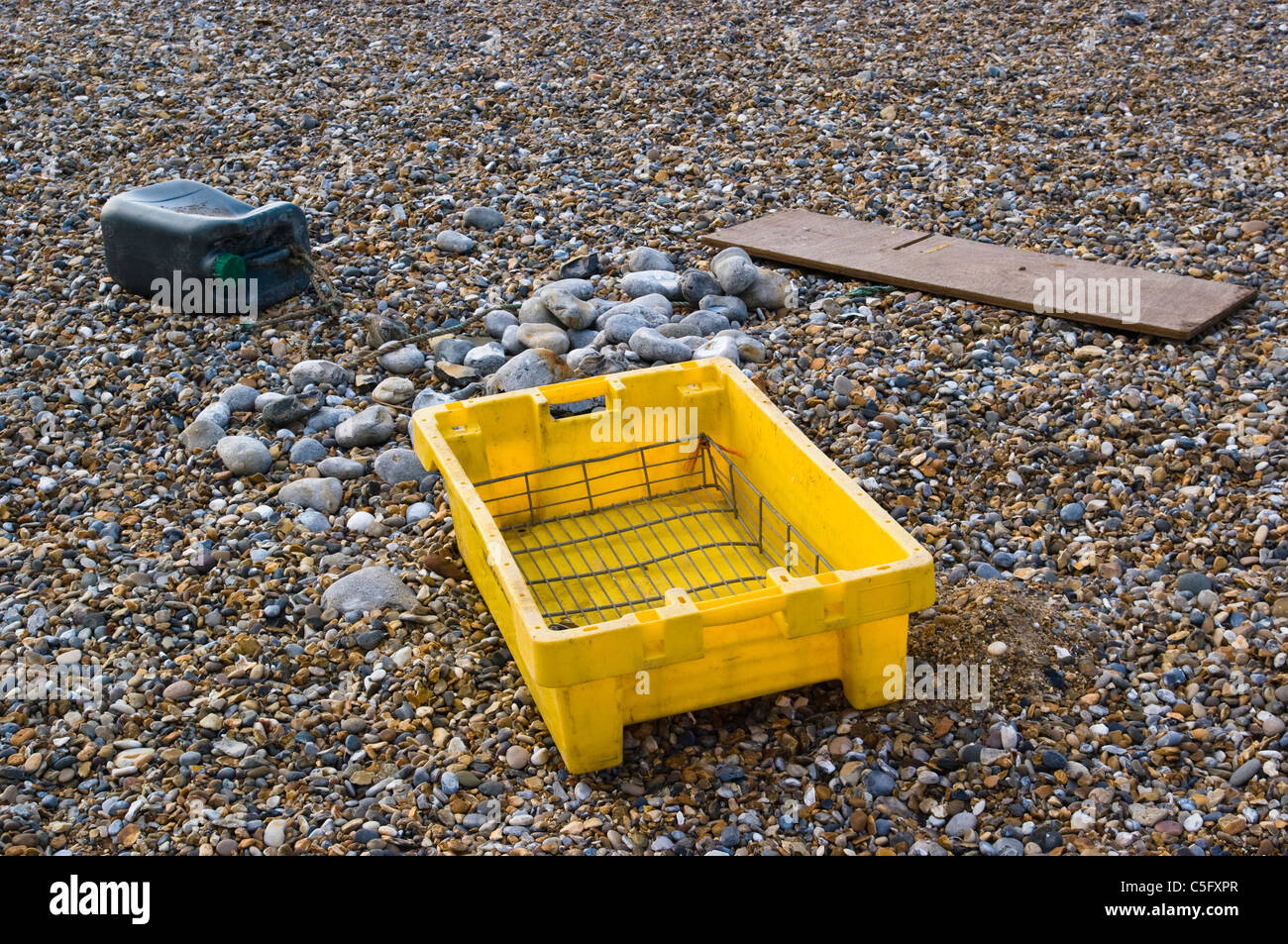 Les déchets jetés sur la plage de galets, UK Banque D'Images
