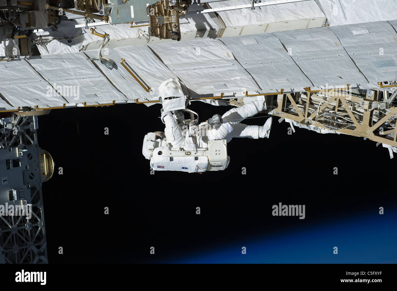 L'astronaute de la NASA STS-133 Alvin Drew spécialiste de mission, les sorties dans l'EVA 28 Février 2011 Banque D'Images