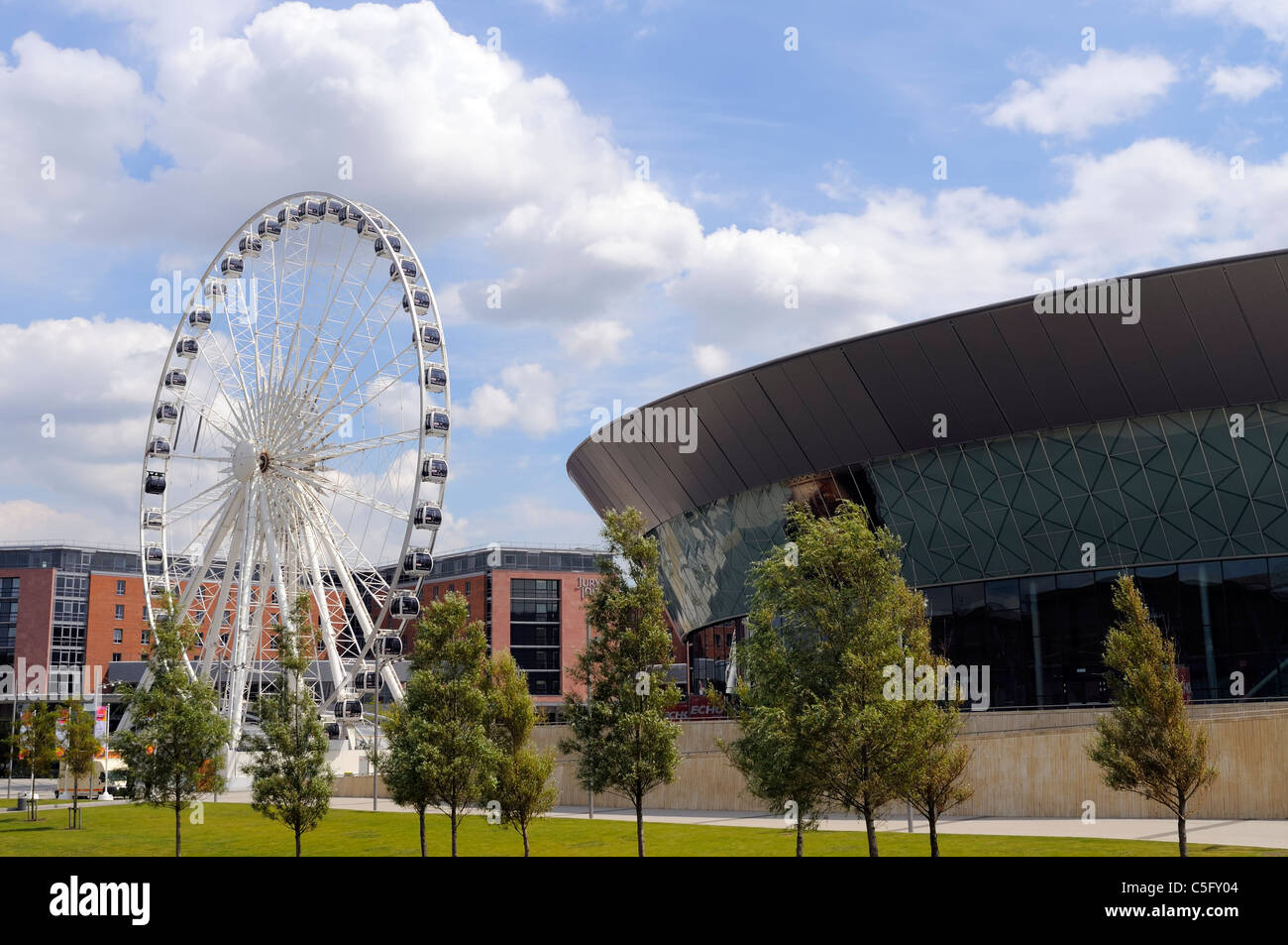 La nouvelle Echo Arena Liverpool en Angleterre avec la grande roue de Liverpool Banque D'Images