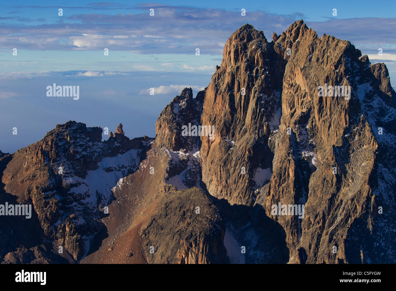 Le Mont Kenya est la plus haute montagne du Kenya et de la deuxième plus forte en Afrique et se trouve juste au sud de l'équateur. Banque D'Images