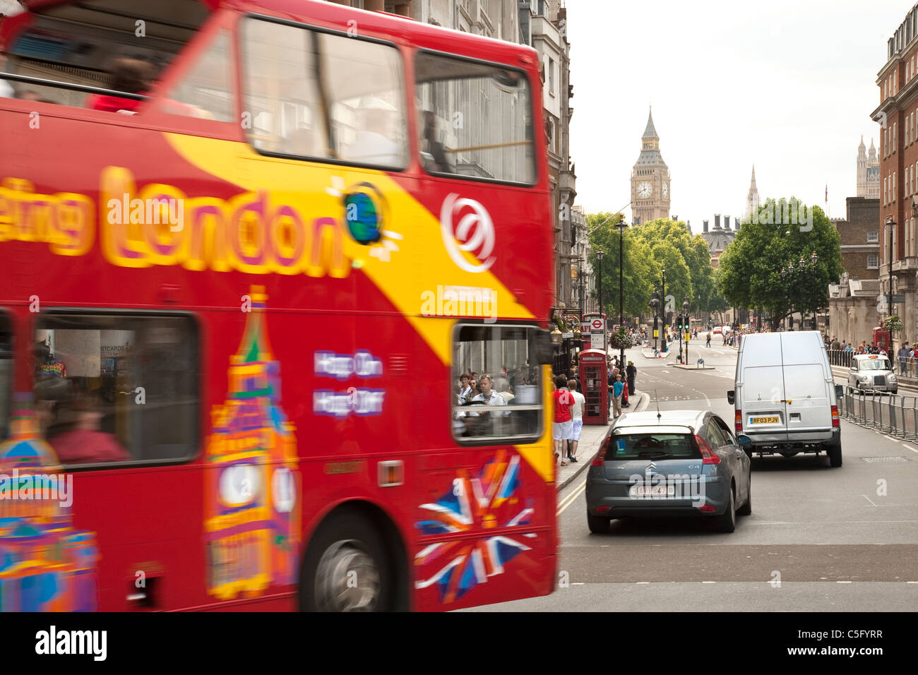 Londres rouge double decker bus, Whitehall, Londres UK Banque D'Images